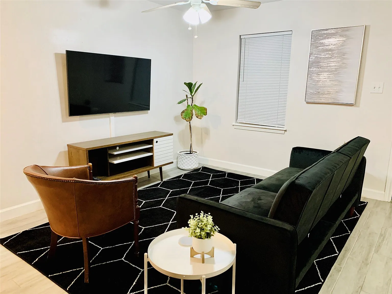 2 bed, 1.0 bath, 825 sqft, $4,000 — Photo 3