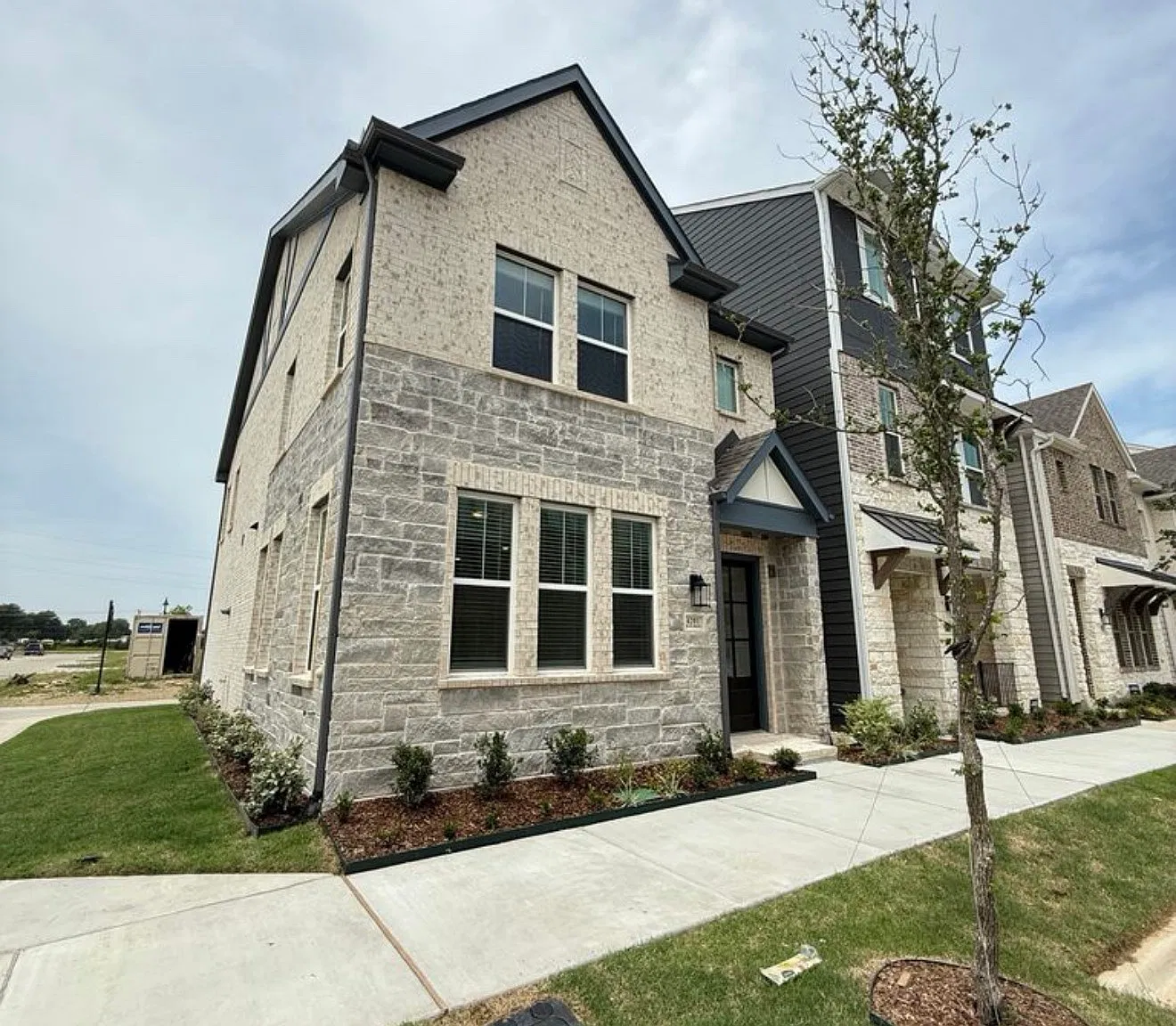 3 bed, 2.5 bath, 1650 sqft, $2,700 — Photo 1
