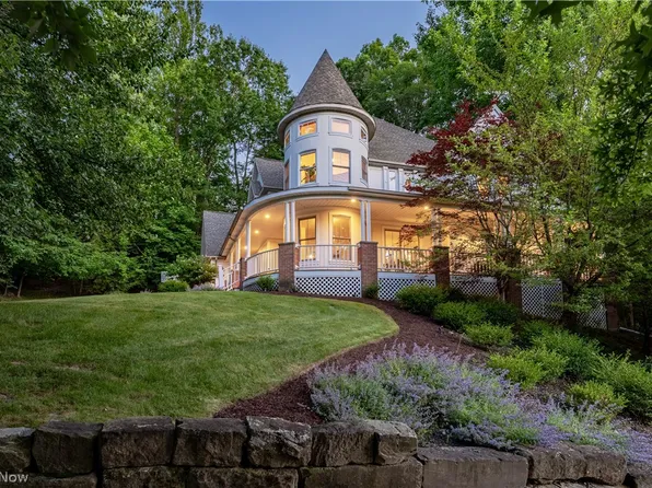 8851 Spring Valley Dr, Broadview Heights, OH 44147
