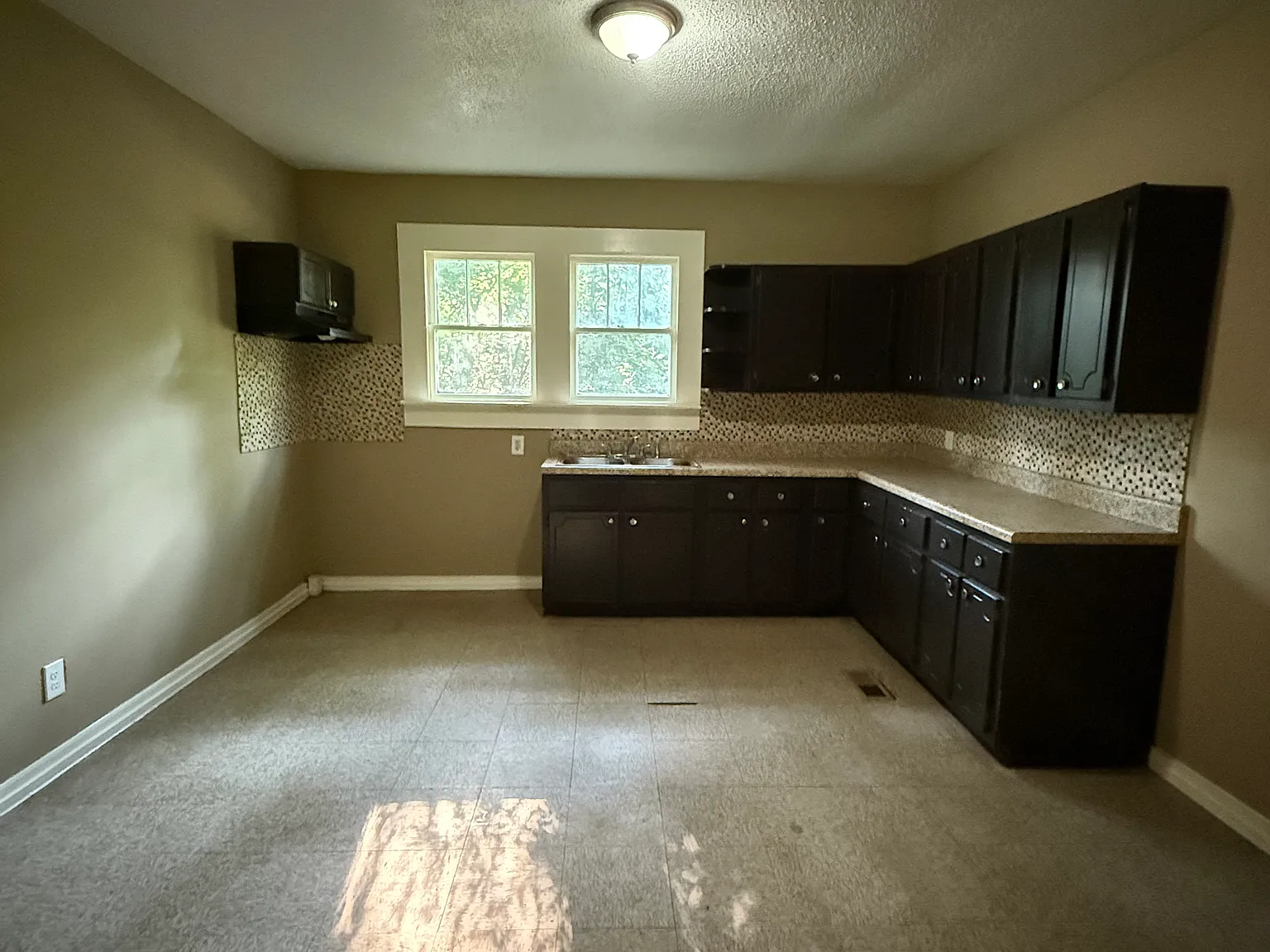 3 bed, 1120 sqft, $1,200 — Photo 3