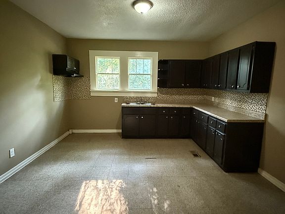 3rd image of 109 Oak Ave