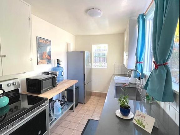 3rd image of 322 W Pedregosa St