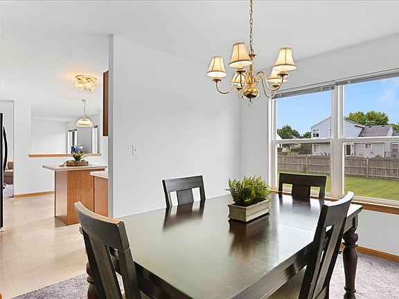 4th image of 418 Terrace Ln