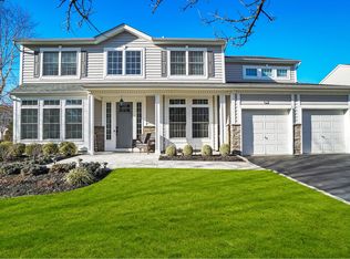 16 Hamlet Woods Dr, Saint James, NY 11780