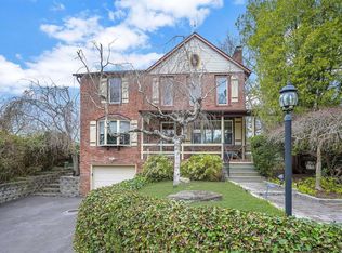 35 E Rogues Path, Huntington Station, NY 11746