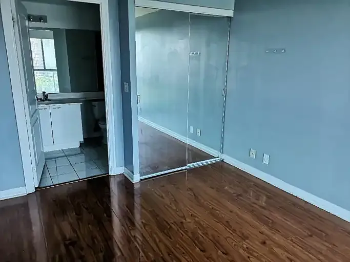 220 Burnhamthorpe Rd W — Photo 2