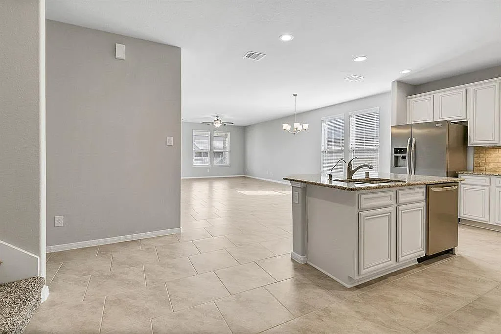 5 bed, 3.5 bath, 3772 sqft, $3,300 — Photo 3