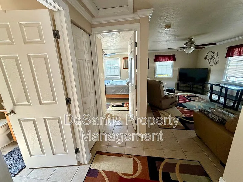 2 bed, 1.0 bath, $1,100 — Photo 4