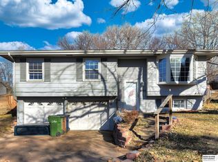 2820 Janan Dr, Bellevue, NE 68005