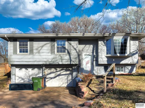 2820 Janan Dr, Bellevue, NE 68005