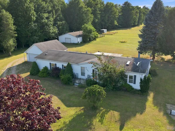 2390 Lakeshore Rd, Applegate, MI 48401