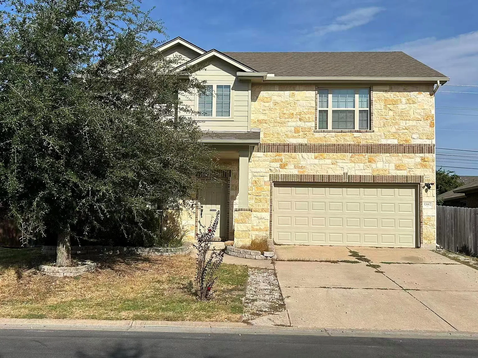 4 bed, 2.5 bath, 2420 sqft, $2,300 — Photo 2