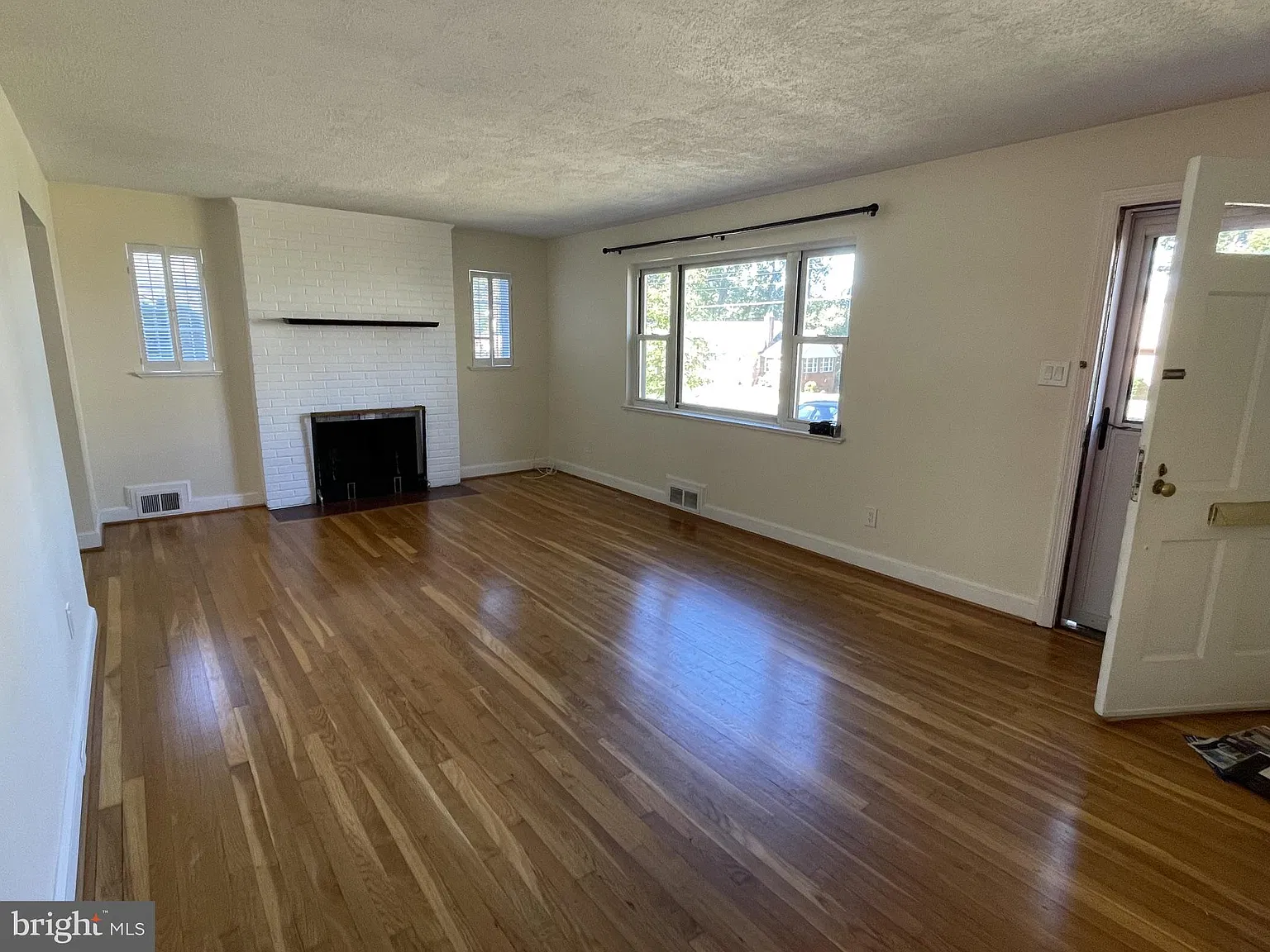3 bed, 2.0 bath, 1626 sqft, $3,700 — Photo 4