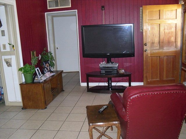 2nd image of 108 Ash St