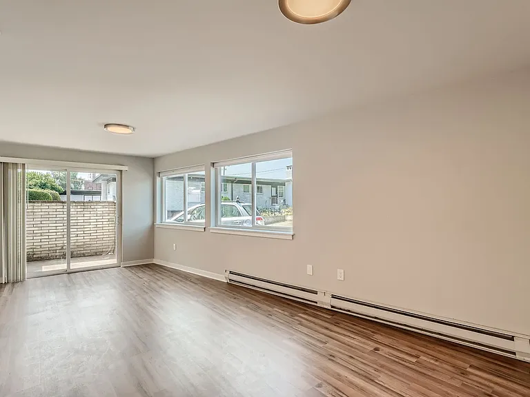 Four Seasons Apartments — Photo 2