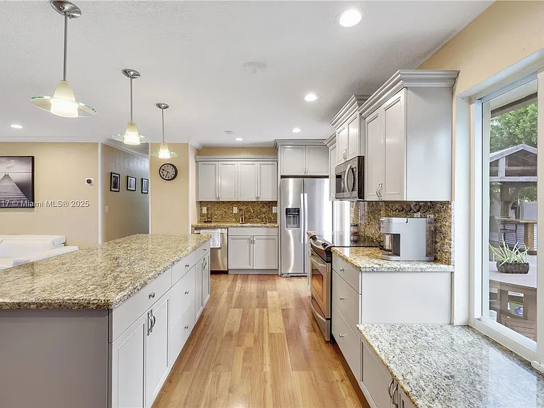 1311 NE 26th Ter #1311 — Photo 36