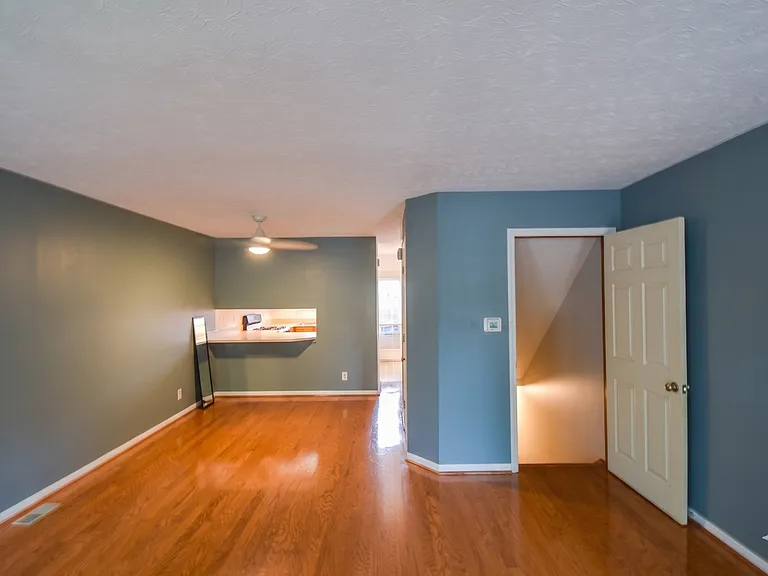 1136 Anthrop Dr — Photo 2