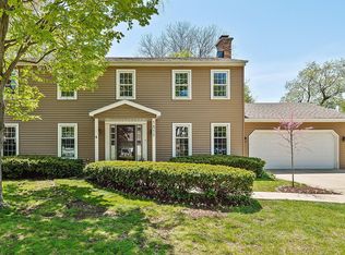 1511 Arrow Wood Ln, Downers Grove, IL 60515