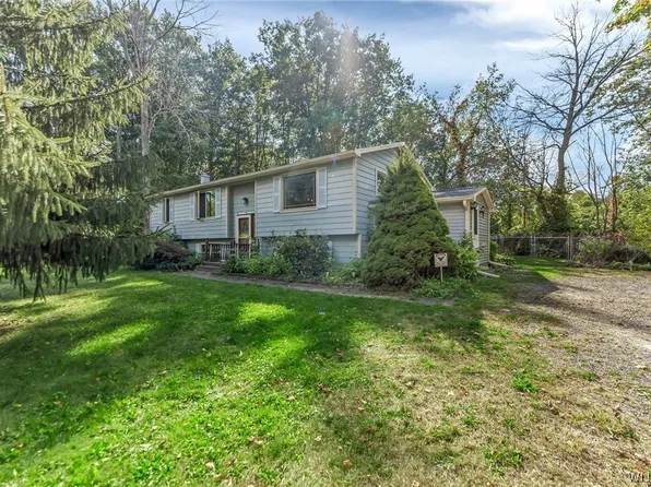 9536 Bernd Rd, Pavilion, NY 14525