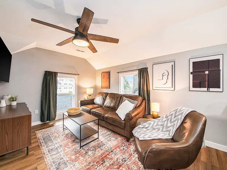 Living room with SmartTV and ceiling fan