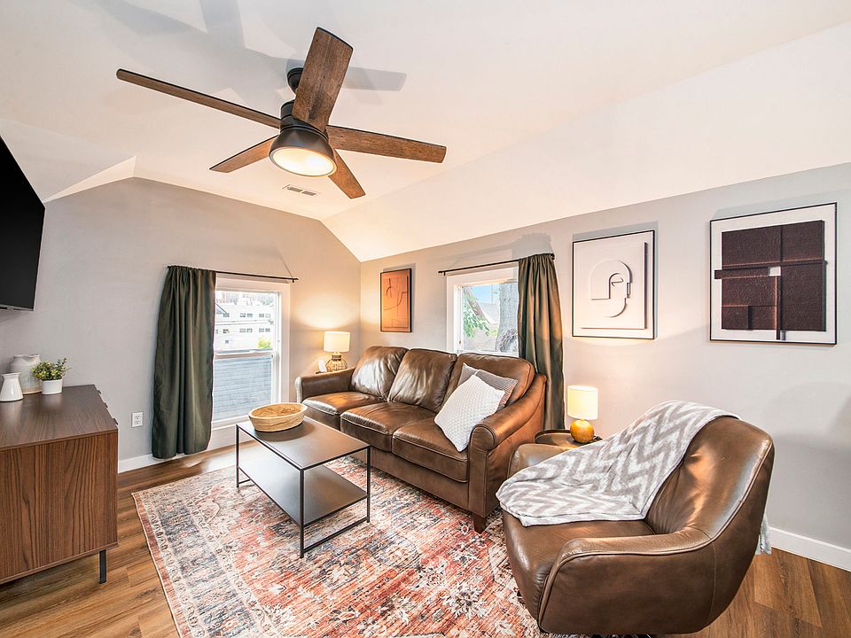Living room with SmartTV and ceiling fan