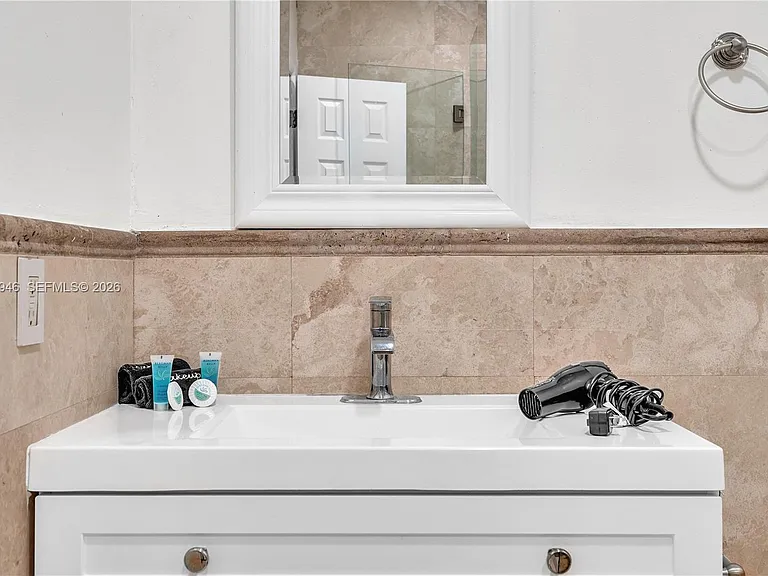 10004 E Bay Harbor Dr #8 — Photo 25