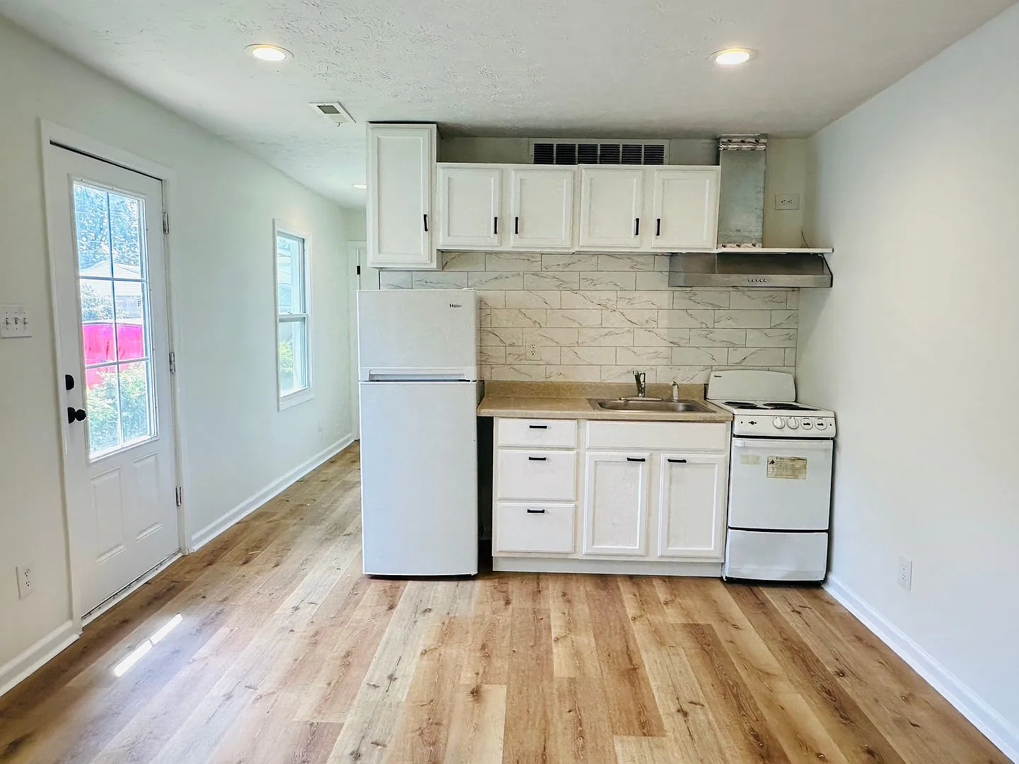 Convenient 2 BR / 1 BA Duplex Unit with Shared Front Porch — Photo 2