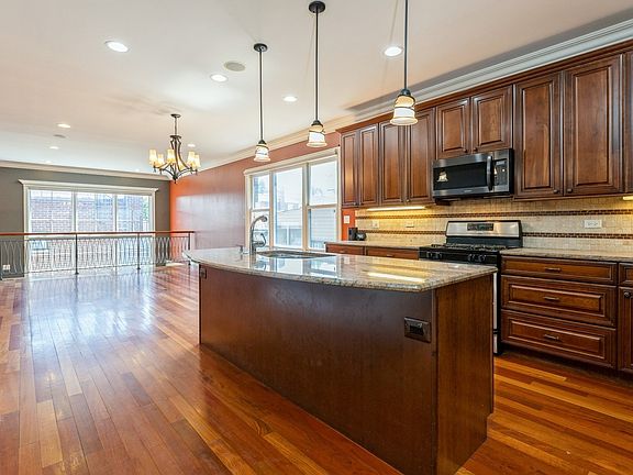 4th image of 2715 W Bryn Mawr Ave