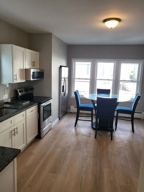 5 bed, 2.0 bath, 1372 sqft, $2,400 — Photo 2