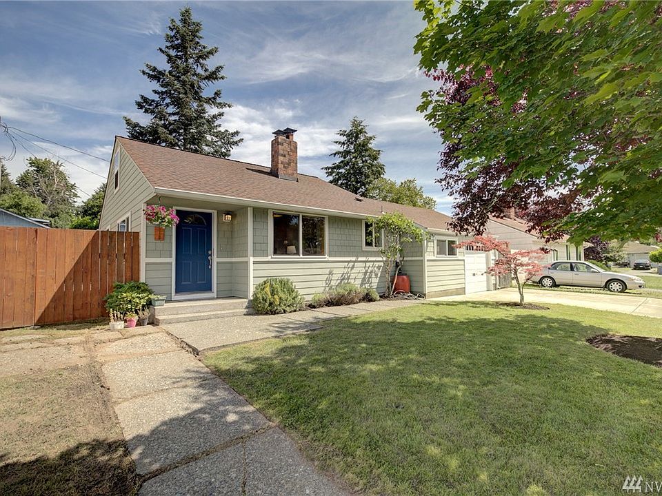 Beautifully maintained home on a quiet dead end street. This home shows pride of ownership thru-out.