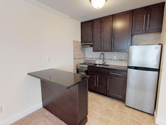 5th image of 48 Roseland Ave APT B4