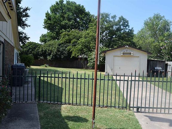 5th image of 305 Beaumont Dr