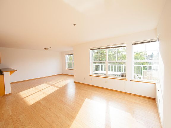 2nd image of 432 NE Ravenna Blvd APT 401