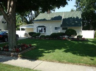 25 Pewter Ln, Hicksville, NY 11801