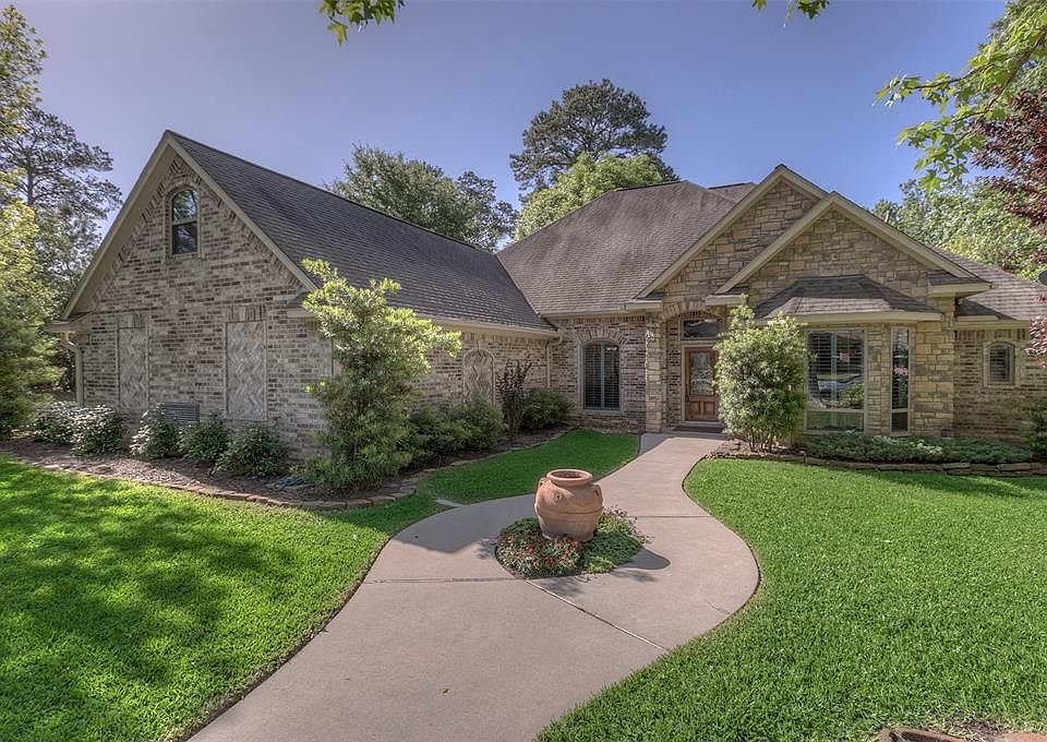 Welcome Home to 100 Greenbriar in the beautiful Golf Course Community of April Sound! Enjoy the lush landscaping all around the home.