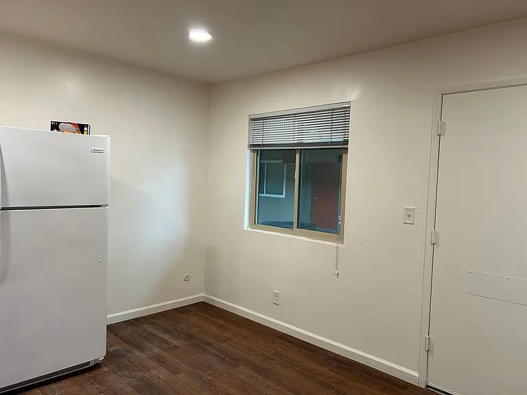 890 E 9th St — Photo 12