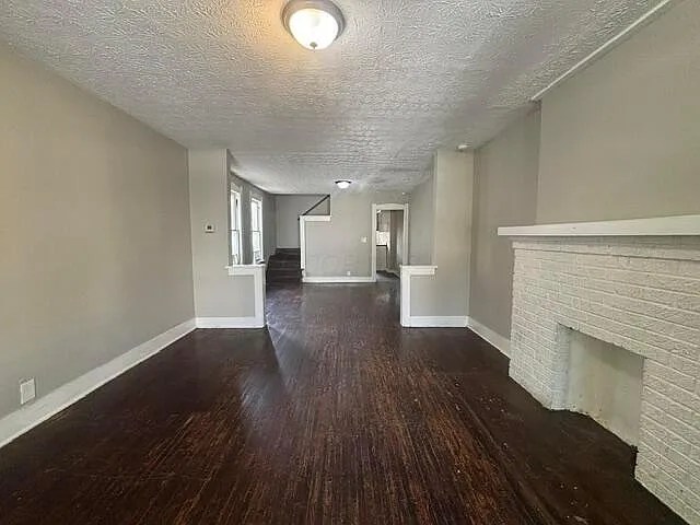 3 bed, 1.0 bath, 2288 sqft, $1,300 — Photo 4