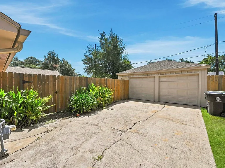 10503 Shadow Wood Dr — Photo 3