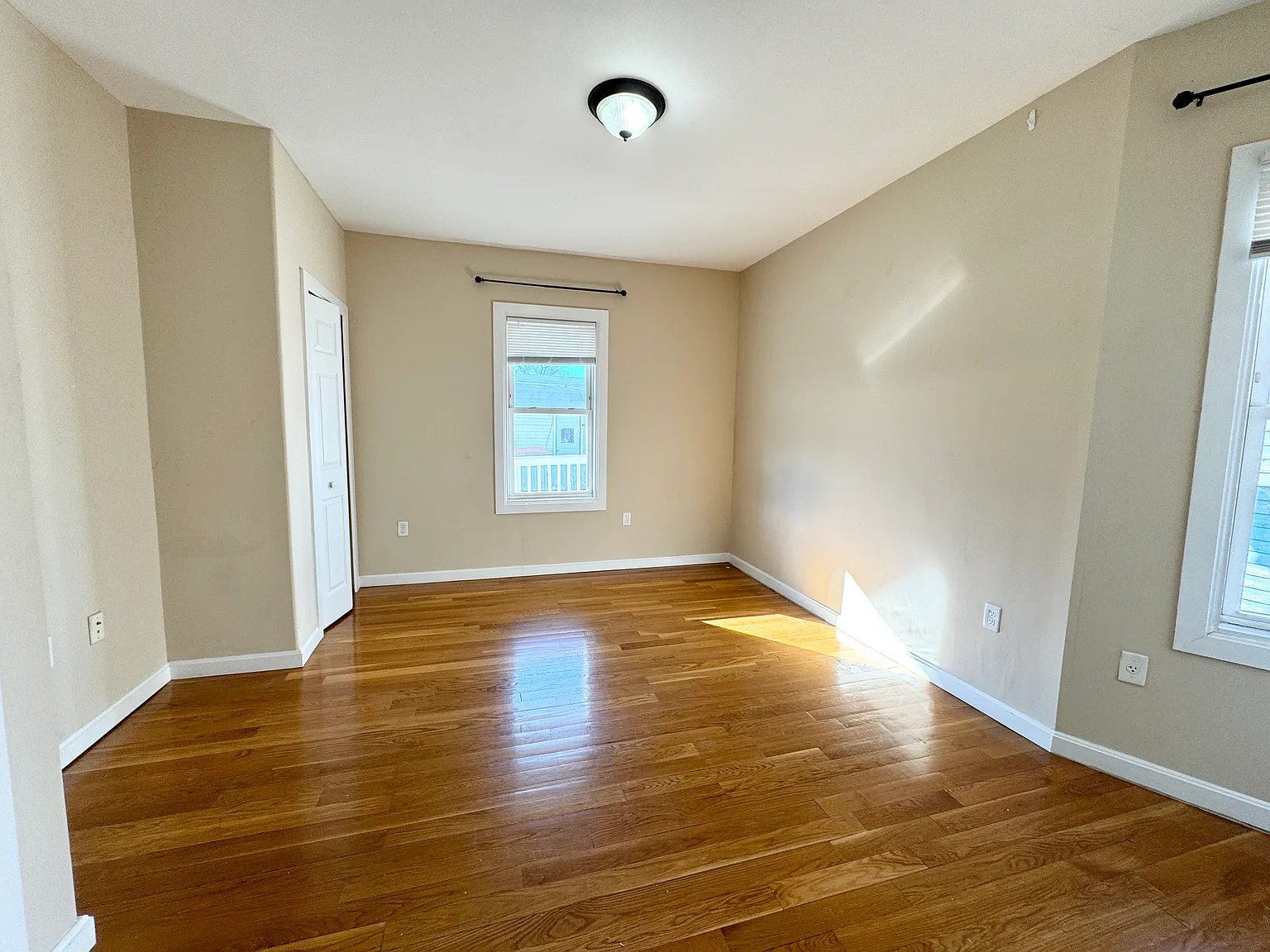 4 bed, 9999 sqft, $3,600 — Photo 3