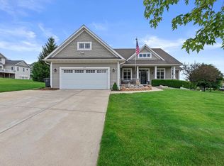 1425 Rock Ridge Ln, Lake Geneva, WI 53147