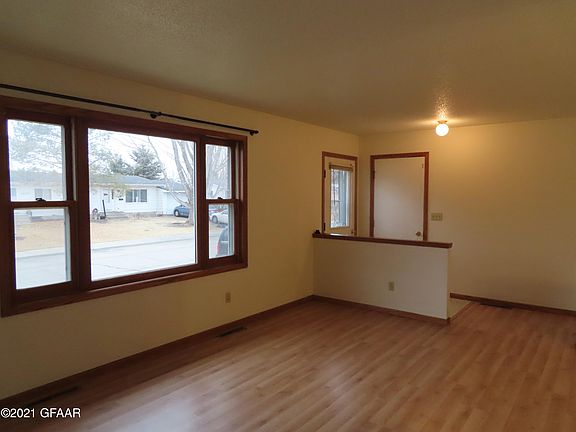 4th image of 621 41st Ave S
