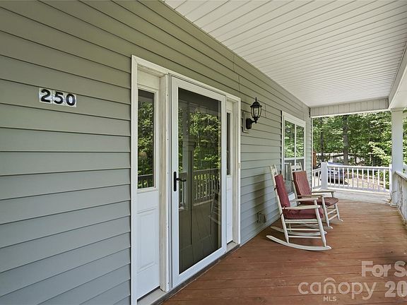 5th image of 250 Henderson Rd
