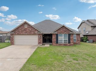 1905 Walnut Hill Ln, Claremore, OK 74019