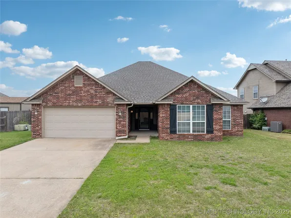 1905 Walnut Hill Ln, Claremore, OK 74019