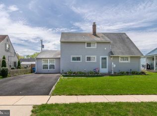 16 Iroquois Rd, Levittown, PA 19057