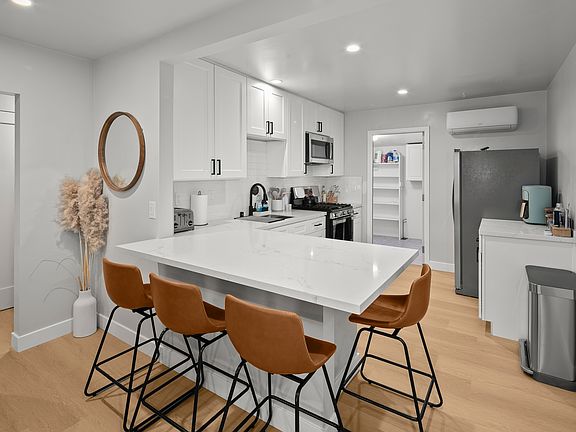 3rd image of 4354 Clairemont Dr #4354
