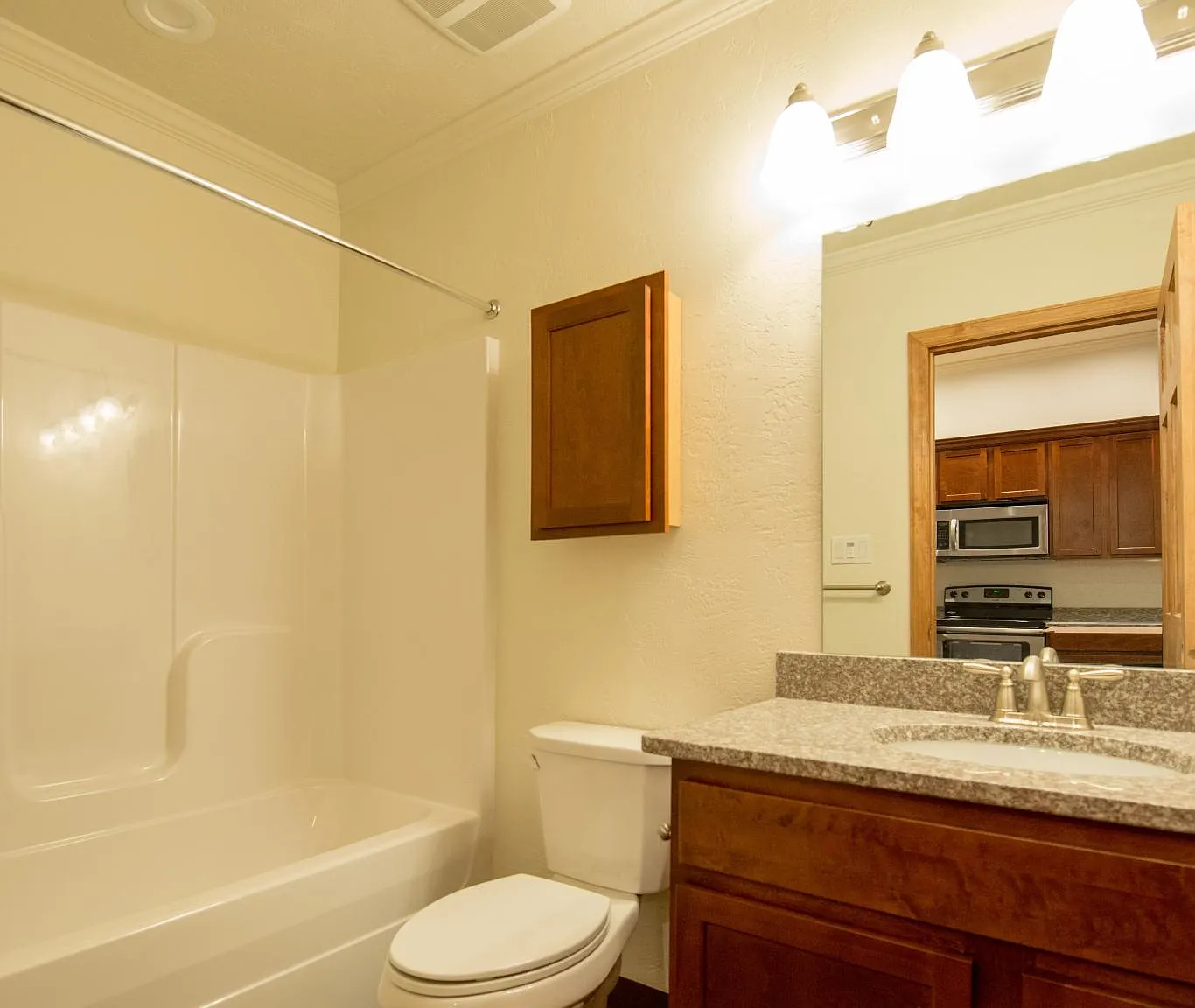 415 Station St — Photo 2
