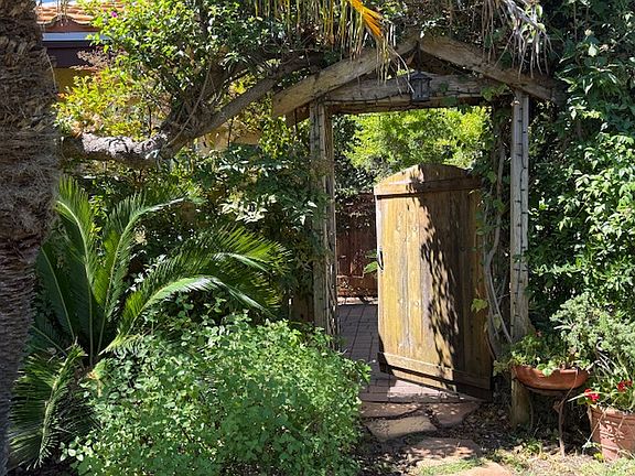 Private entry gate