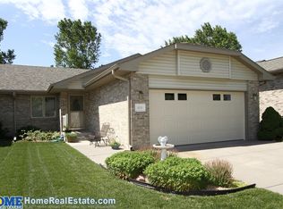 5711 Shadow Ln, Lincoln, NE 68516