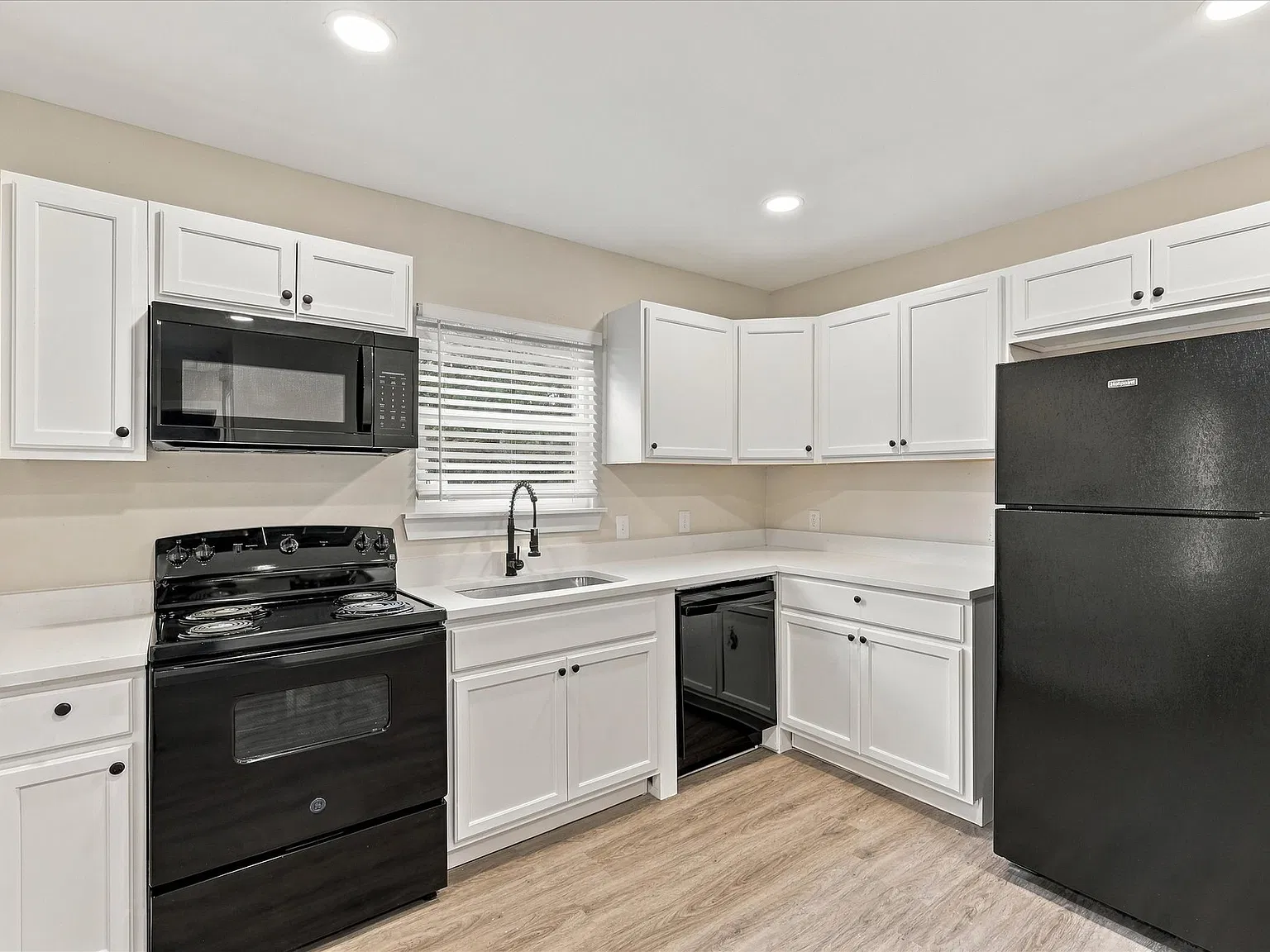 3 bed, 1100 sqft, $1,895 — Photo 2
